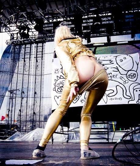 Naked Yolandi Visser jakarta performing